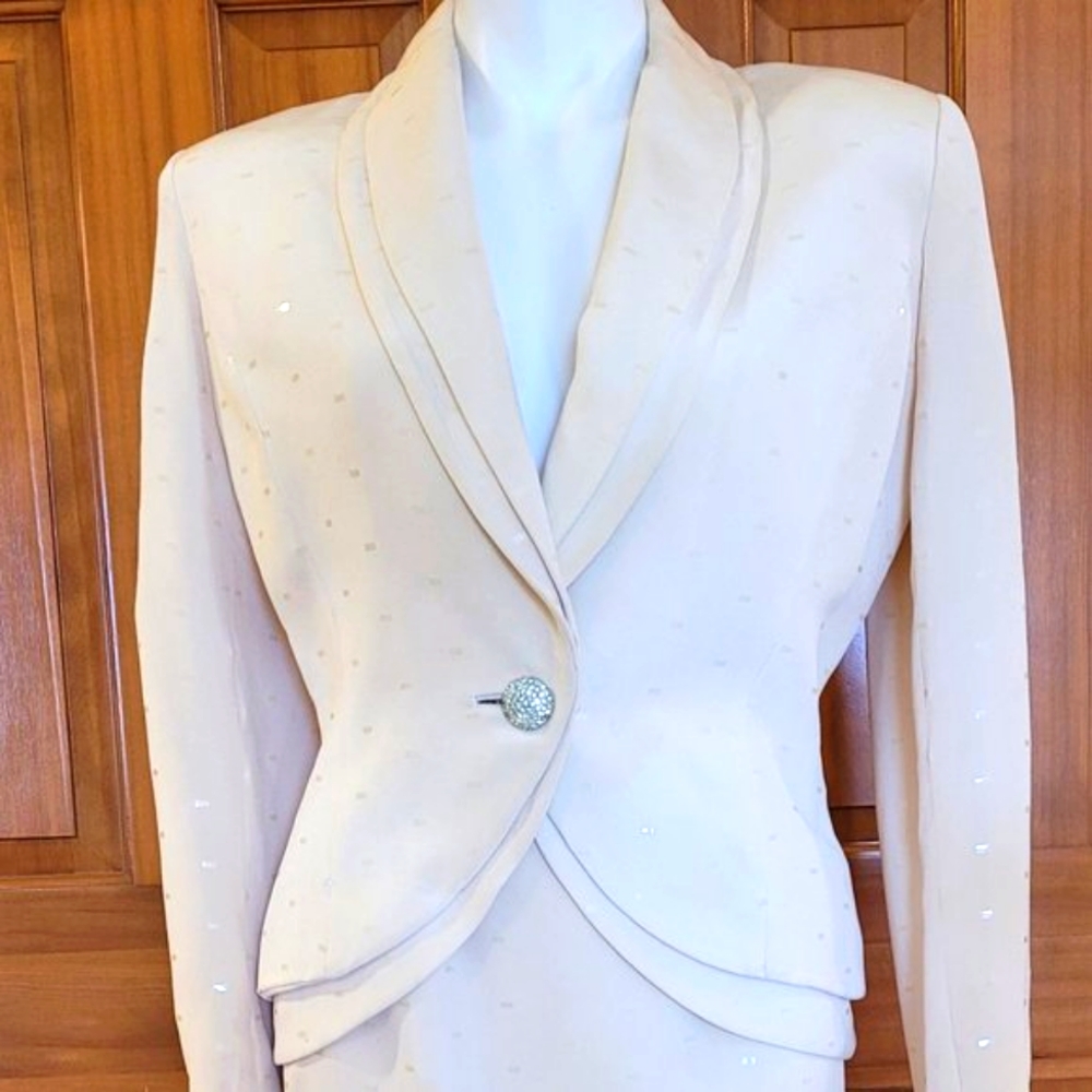 Travilla Cream Colored 2 Piece Suit - Size 8